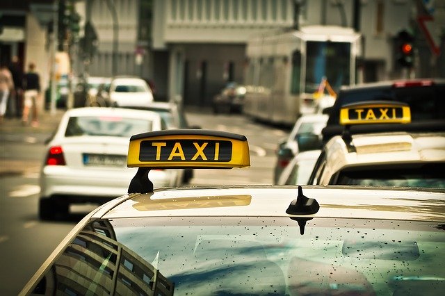 Jak wybrać właściwą firmę taksówkową?