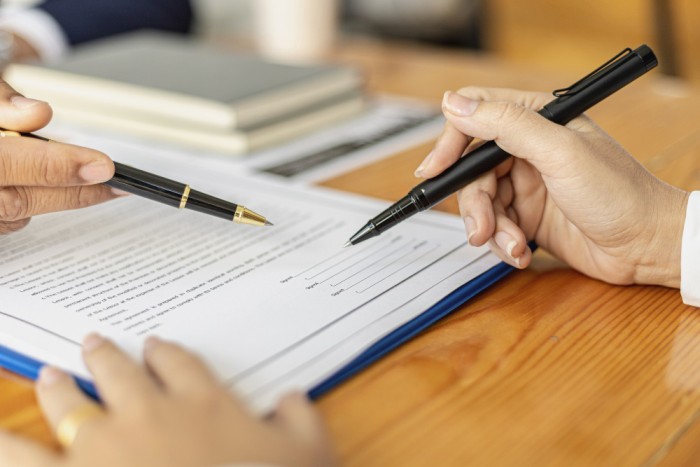 Vademecum pracownika: o czym powinieneś pamiętać podpisując umowę o pracę?