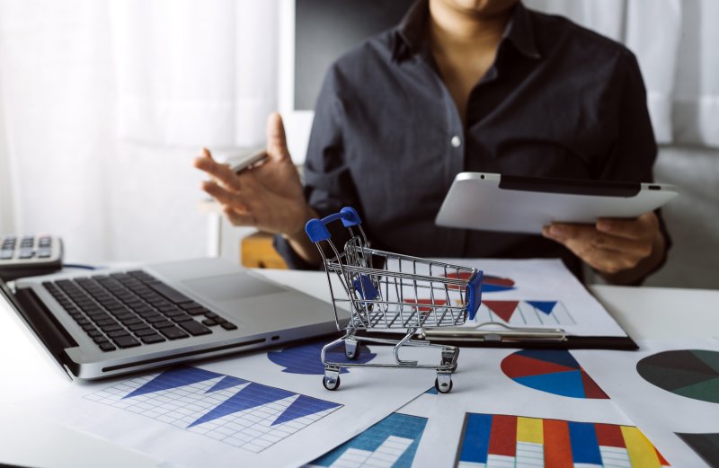Jak kształtować strategie cenowe w sklepach internetowych aby zwiększyć zyski