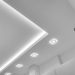Porady architektów dotyczące wyboru oświetlenia do salonu - lampy sufitowe, listwy LED czy halogeny