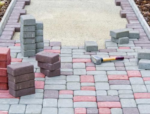 Czy opłaca się malowanie kostki brukowej - jak odświeżyć jej kolor?
