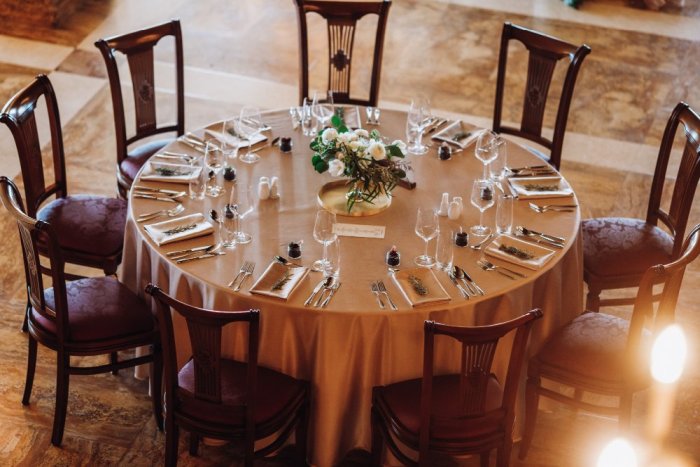 Porównanie materiałów blatów stołowych do małych kuchni i salonów